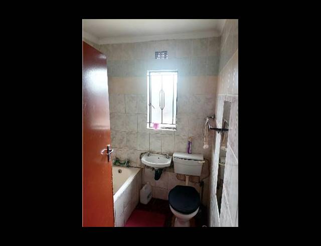 11 BEDROOM HOUSE FOR SALE IN ISIPHETWENI